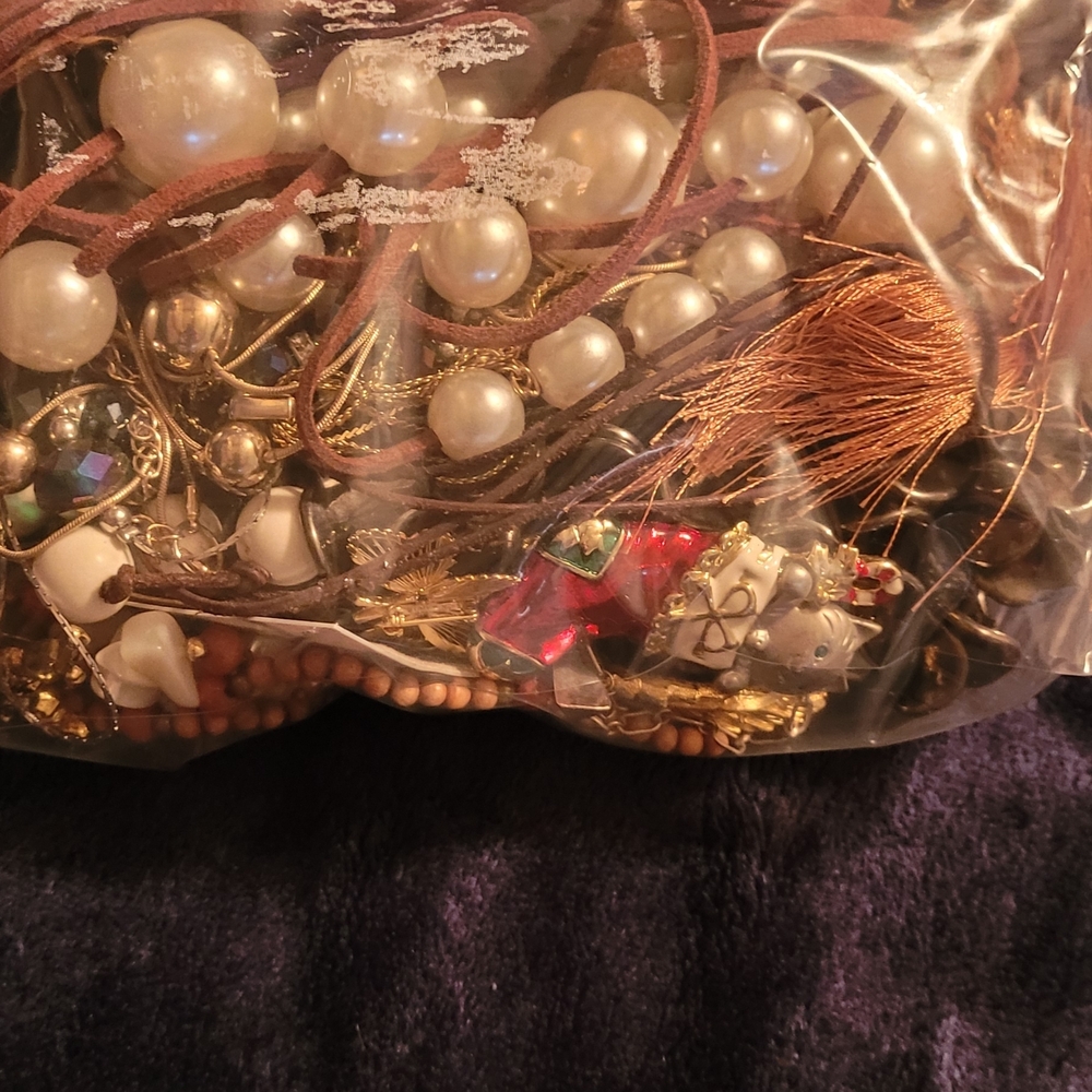 Elegant Pearl and Gold Women's Accessory Set